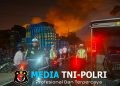 Sat Lantas Polres Metro Bekasi Lakukan Pengaturan Lalu Lintas dalam Pengamanan TKP Kebakaran di Cikarang Utara