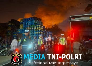 Sat Lantas Polres Metro Bekasi Lakukan Pengaturan Lalu Lintas dalam Pengamanan TKP Kebakaran di Cikarang Utara