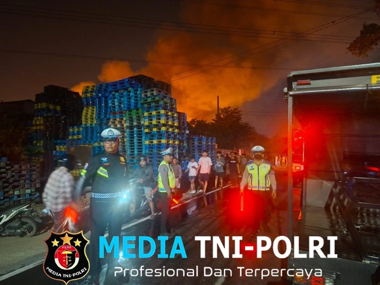 Sat Lantas Polres Metro Bekasi Lakukan Pengaturan Lalu Lintas dalam Pengamanan TKP Kebakaran di Cikarang Utara