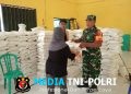 Sinergi TNI Dan Dinsos, Warga Kelurahan Bence Terima Bantuan Beras Alokasi Tiga Bulan