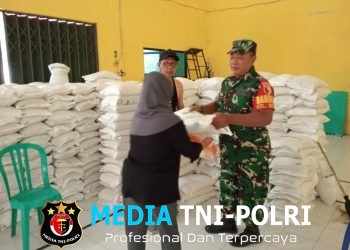 Sinergi TNI Dan Dinsos, Warga Kelurahan Bence Terima Bantuan Beras Alokasi Tiga Bulan