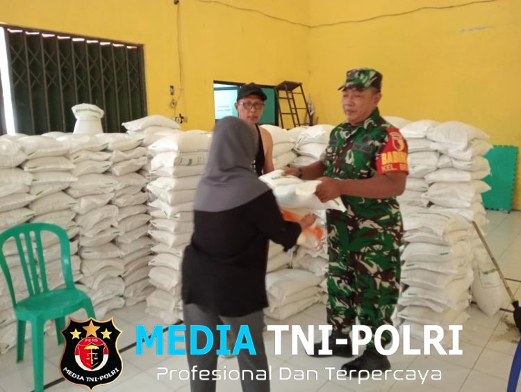 Sinergi TNI Dan Dinsos, Warga Kelurahan Bence Terima Bantuan Beras Alokasi Tiga Bulan