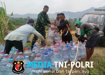 Dampak Kemarau Panjang, Babinsa Dampingi Penyaluran Bantuan Air Bersih di Dusun Pojok