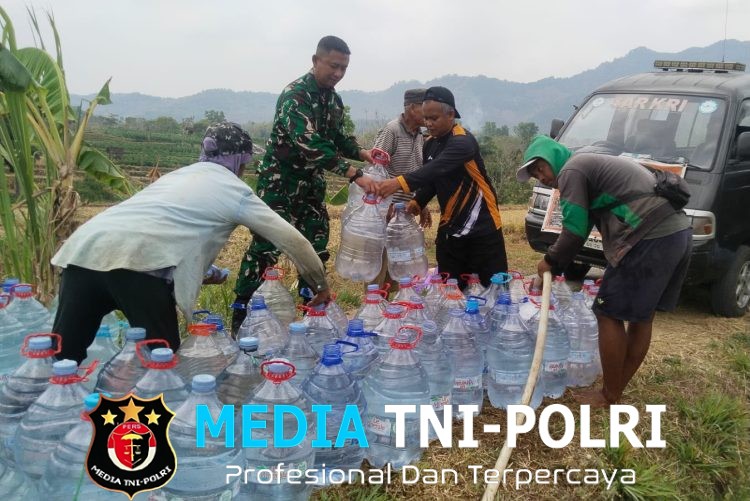 Dampak Kemarau Panjang, Babinsa Dampingi Penyaluran Bantuan Air Bersih di Dusun Pojok