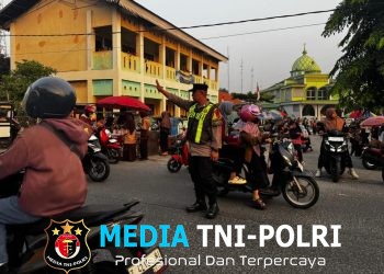 Polsek Kedungwaringin Gelar Gatur Lalin Pagi di Depan SDN 02 Kedungwaringin