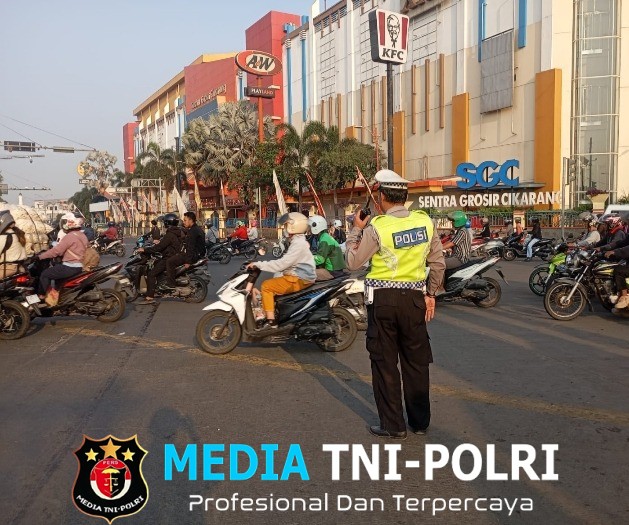 Polsek Cikarang Utara Atur Arus Lalu Lintas Pagi di Simpang SGC