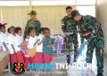 Personel TNI Pos Walesi Yonif 645/Gardatama Yudha Bagikan Perlengkapan Sekolah kepada Siswa SD YPPK Sinatma