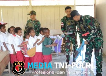 Personel TNI Pos Walesi Yonif 645/Gardatama Yudha Bagikan Perlengkapan Sekolah kepada Siswa SD YPPK Sinatma