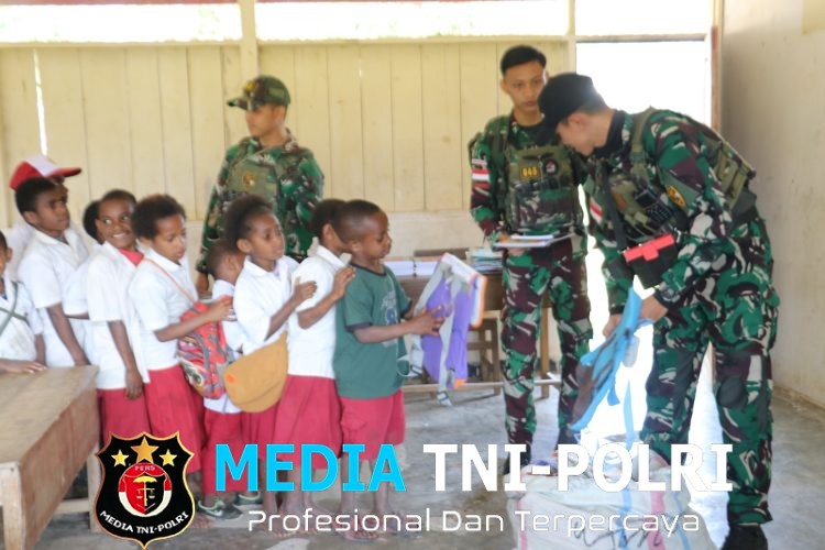 Personel TNI Pos Walesi Yonif 645/Gardatama Yudha Bagikan Perlengkapan Sekolah kepada Siswa SD YPPK Sinatma