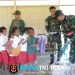 Personel TNI Pos Walesi Yonif 645/Gardatama Yudha Bagikan Perlengkapan Sekolah kepada Siswa SD YPPK Sinatma