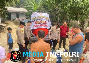 Lagi!! Polres Landak Salurkan Air Bersih untuk Warga Desa Ambarang Terdampak Kemarau