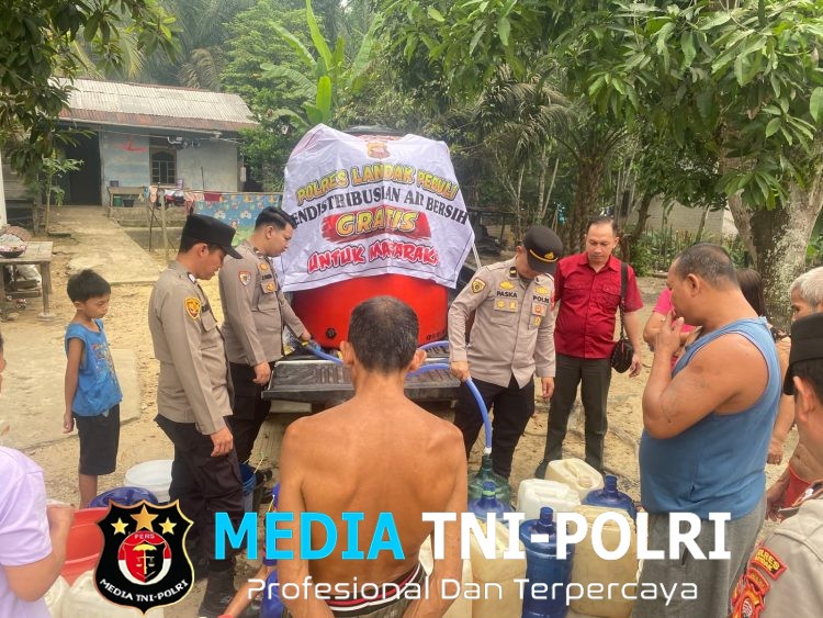 Lagi!! Polres Landak Salurkan Air Bersih untuk Warga Desa Ambarang Terdampak Kemarau