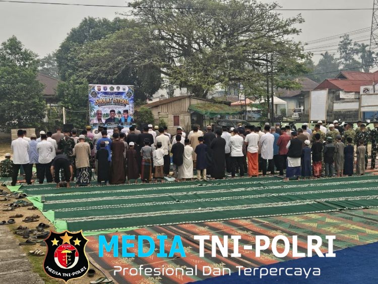 Ikhtiar Bersama di Tengah Kemarau, Anggota Polsek Mandor dan Koramil Serta Warga Mandor Gelar Sholat Istisqa