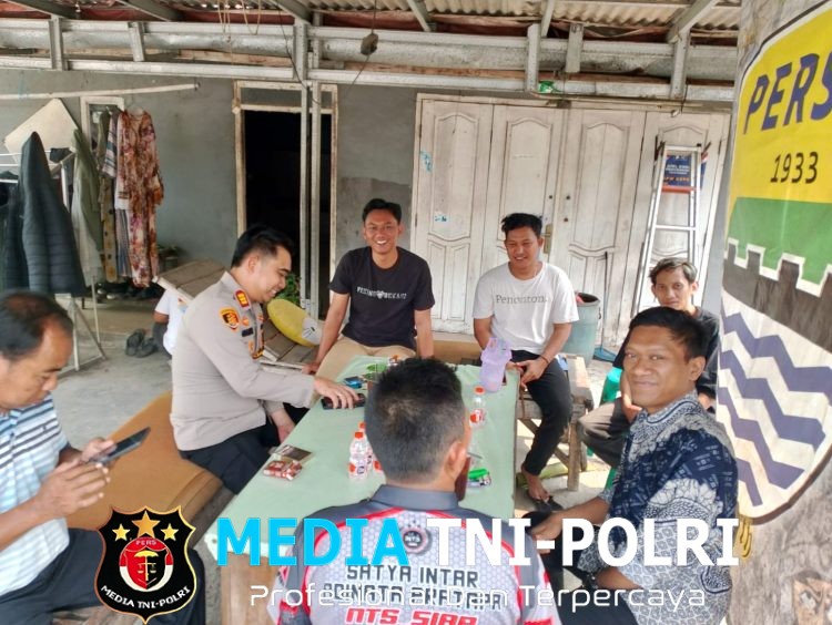Polsek Cibarusah Silaturahmi dengan Viking, Ajak Suporter Persib Jaga Kondusivitas