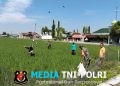 Babinsa Koramil Ngrampal Dampingi Petani Ngarum, Pastikan Pemupukan Padi Berjalan Optimal