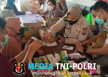 Hadir di Tengah Krisis Polda Kalbar Gelar Bakti Kesehatan dan Salurkan Air Bersih Bagi Warga