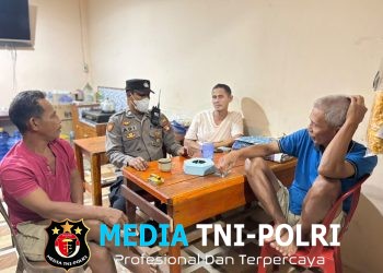 Polisi Turun ke Jalan Saat Malam, Warga Mandor Disambangi dan Diberi Imbauan Kamtibmas