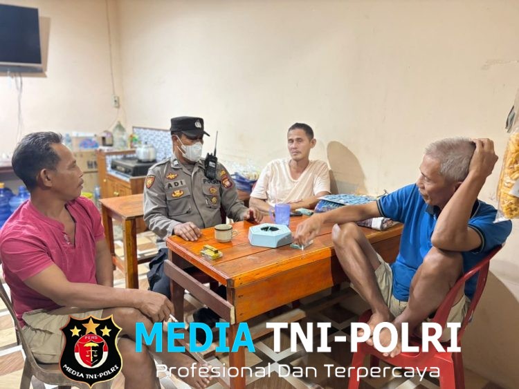 Polisi Turun ke Jalan Saat Malam, Warga Mandor Disambangi dan Diberi Imbauan Kamtibmas