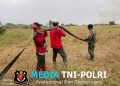 Pantang Menyerah, Babinsa 402-02/Pedamaran Kendalikan Karhutla di Pedamaran V