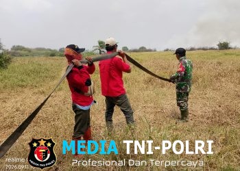 Pantang Menyerah, Babinsa 402-02/Pedamaran Kendalikan Karhutla di Pedamaran V
