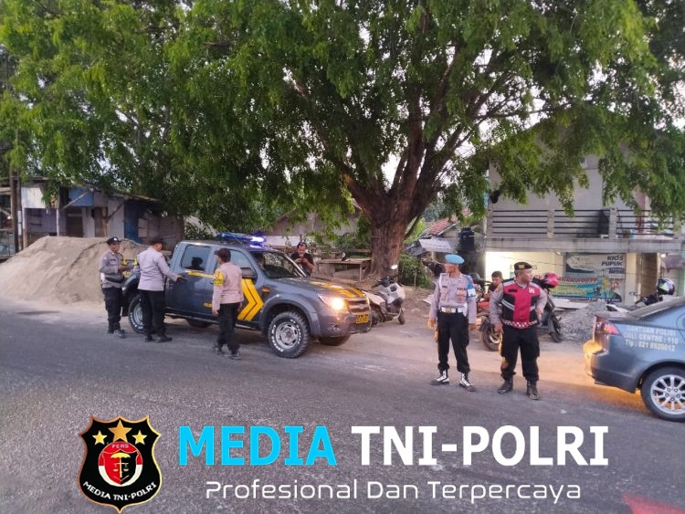 Polsek Kedungwaringin dan TNI Patroli Pengamanan Kepulangan Suporter The Jakmania