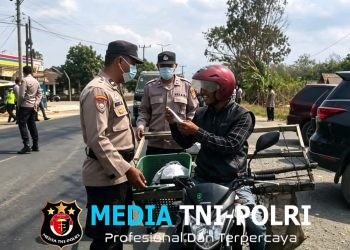 Kompi Siaga II Polres Mesuji Gelar KRYD dan Bagikan Masker, Jaga Kamtibmas dan Rasa Aman Pengguna Jalan Lintas Timur