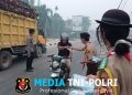 Lindungi Warga dari Dampak Kabut Asap, Sat Binmas Polres Landak Bersama Saka Bhayangkara Bagikan 500 Masker