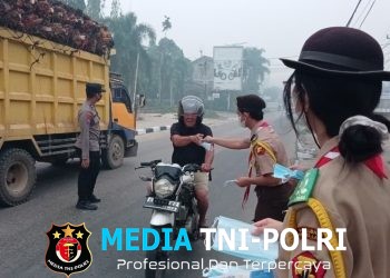 Lindungi Warga dari Dampak Kabut Asap, Sat Binmas Polres Landak Bersama Saka Bhayangkara Bagikan 500 Masker