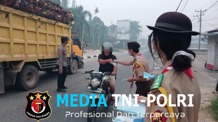 Lindungi Warga dari Dampak Kabut Asap, Sat Binmas Polres Landak Bersama Saka Bhayangkara Bagikan 500 Masker