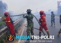 Babinsa Koramil Indralaya Bersama Tim Gabungan dan Personel Batalyon TP 949/DR Padamkan Karhutla di Sungai Rambutan