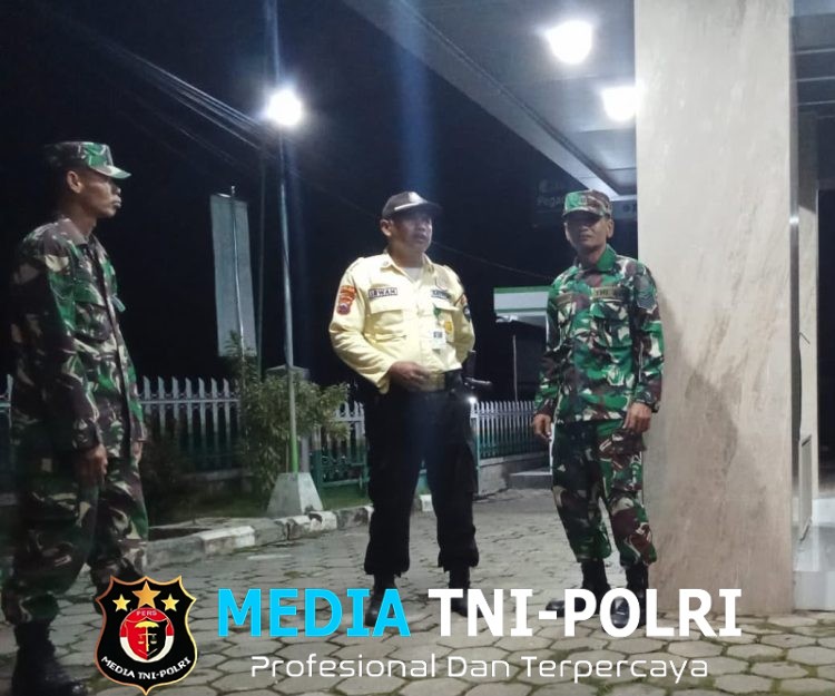 Melalui Patroli Malam, Babinsa Purwantoro Aktif Jalin Komunkasi Sosial Dengan Warga