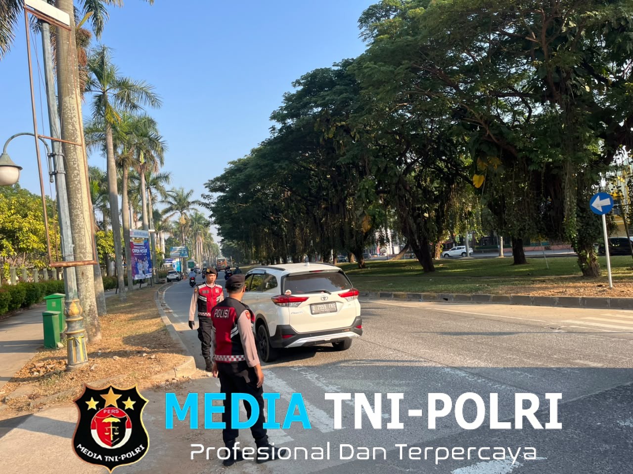 Sat Samapta Polres Metro Bekasi Gatur Lalin Pagi di Penyeberangan President University
