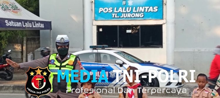 Polwan Polres Metro Bekasi Hadir Berikan Pelayanan Pagi, Atur Lalu Lintas dan Bantu Anak Sekolah Menyeberang