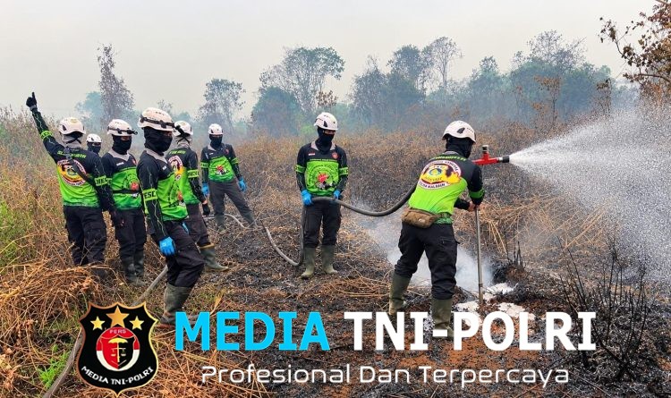 Gerak Cepat Polda Kalbar! Ditsamapta Polda Kalbar Berjibaku Padamkan Karhutla di Kubu Raya
