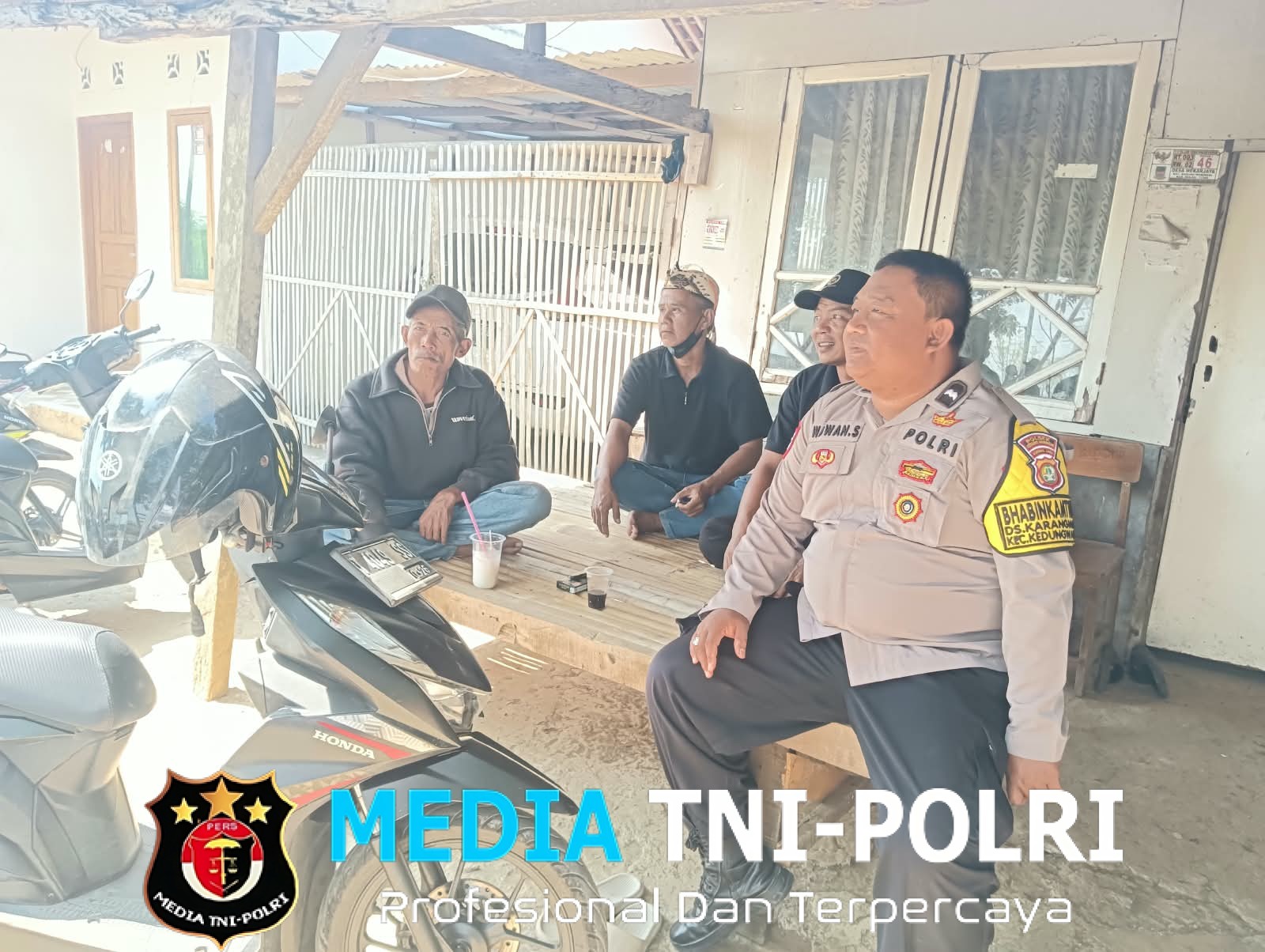 Jaga Jakarta Jaga Bekasi, Bhabinkamtibmas Kedungwaringin Sambangi Warga Karangmekar, Ajak Aktif Jaga Kamtibmas