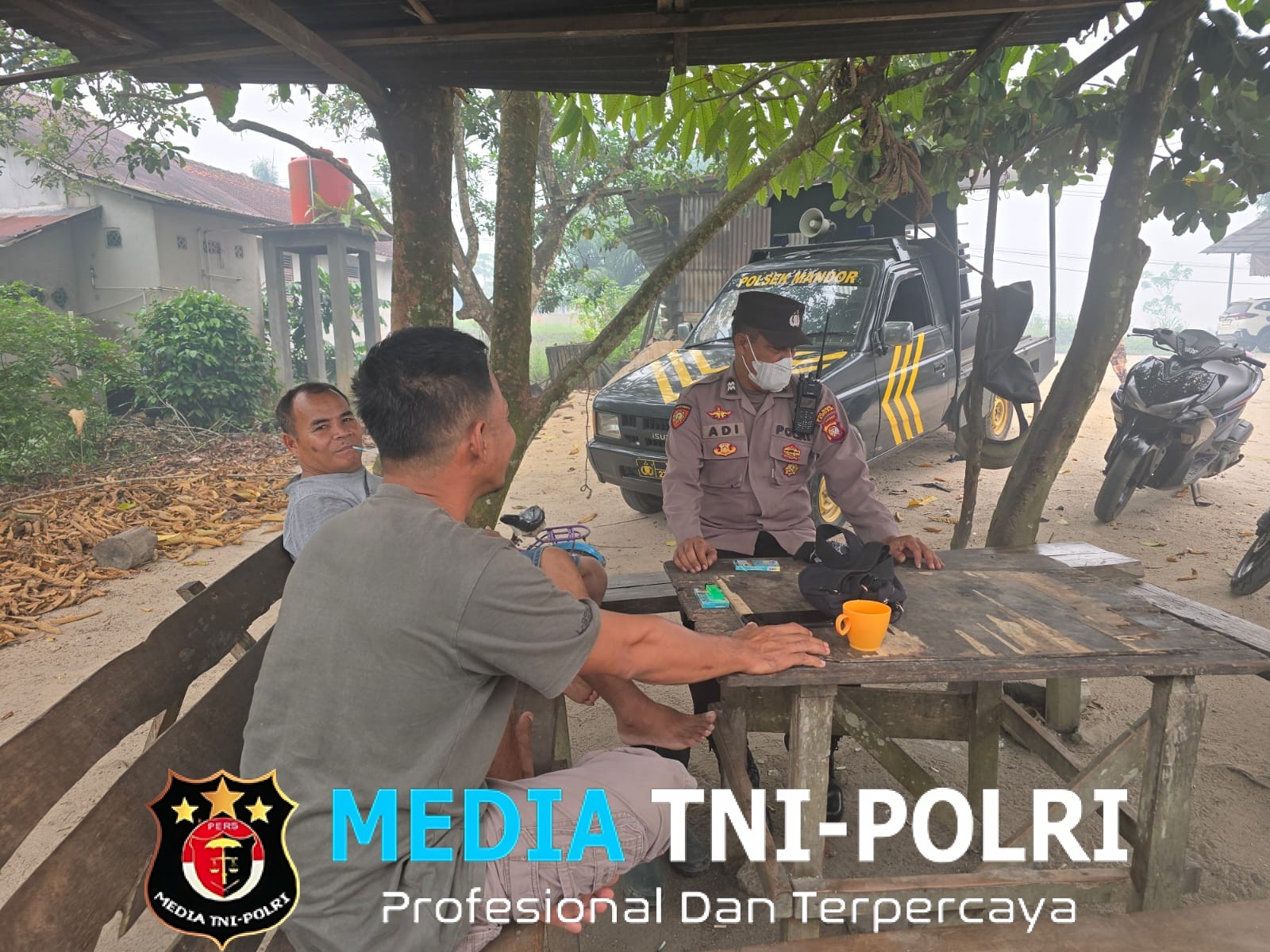 Polisi Humanis di Tengah Patroli, Warga Mandor Diingatkan Lindungi Diri dari Kabut Asap