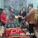 Kabut Asap Menebal, Personel Polsubsektor Sompak Bagikan Masker kepada Warga