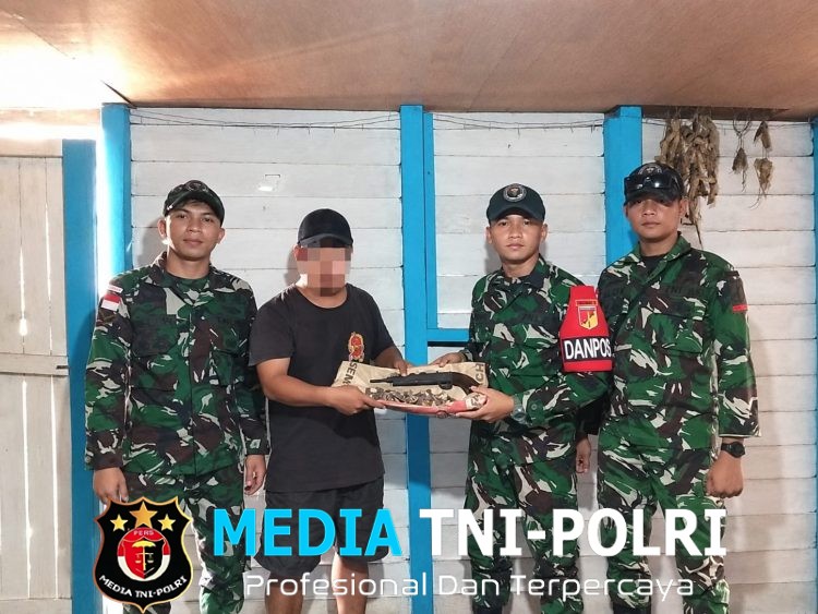 Jalin Kedekatan dengan Warga, Satgas Pamtas RI-Malaysia Yonarmed 19/Bogani Terima Senjata Rakitan dan Sisik Trenggiling