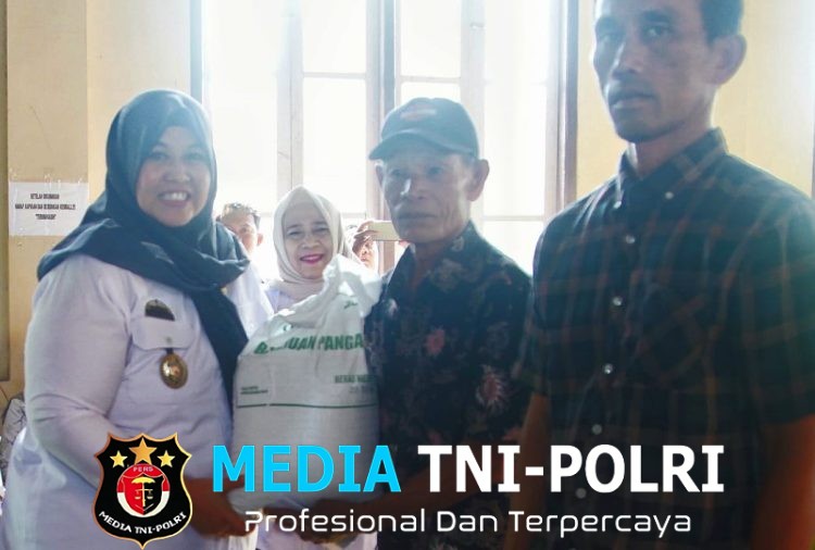 Pemkab Pringsewu Salurkan Bantuan Pangan Kepada 692 Warga Ambarawa Barat