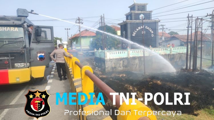 Sat Samapta Polres Brebes Quick Response Padamkan Api di Bawah Jembatan Kaligangsa