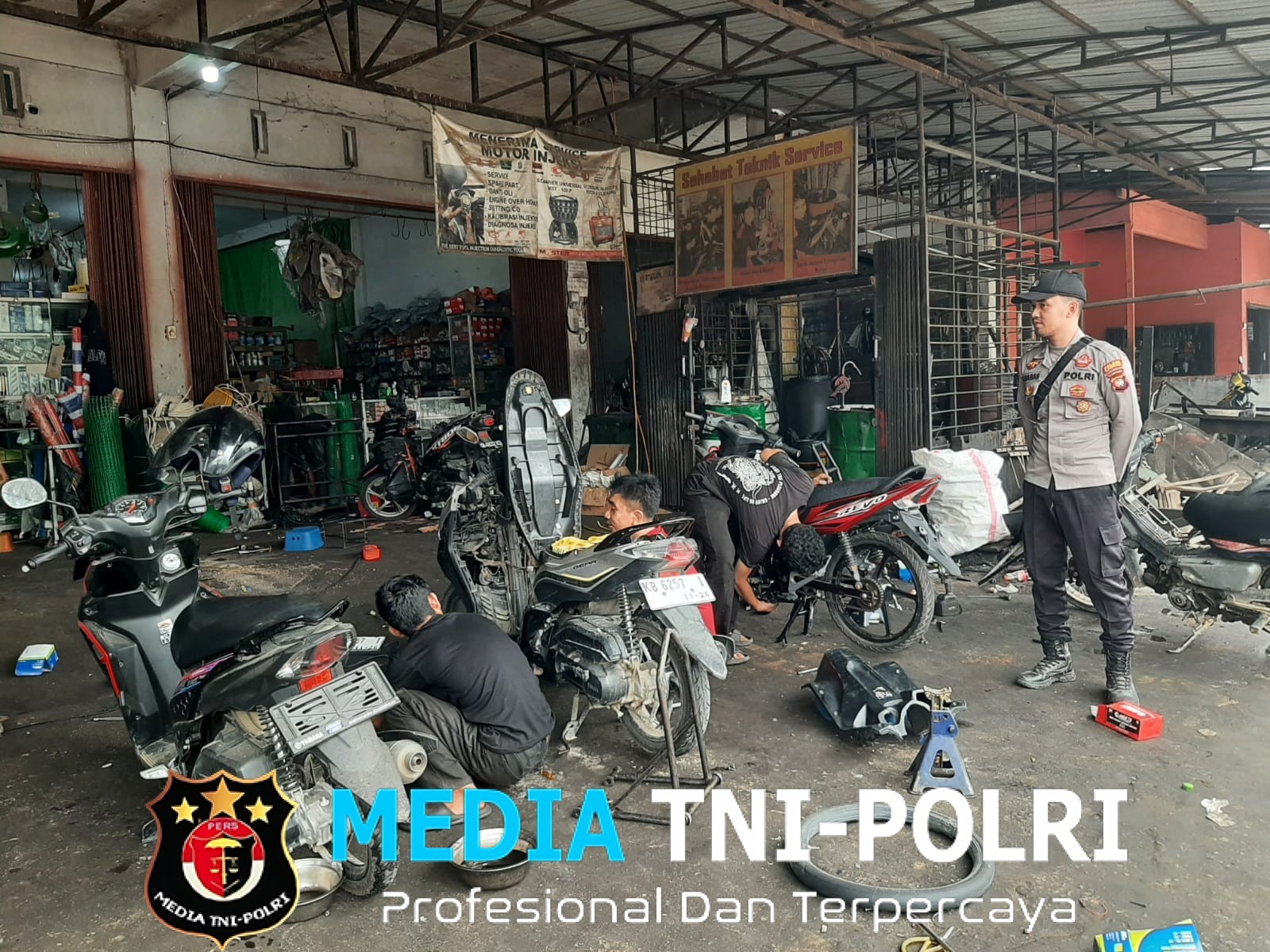 Polisi Sambangi Bengkel Saat Patroli Siang, Mekanik Diingatkan Waspadai Kejahatan