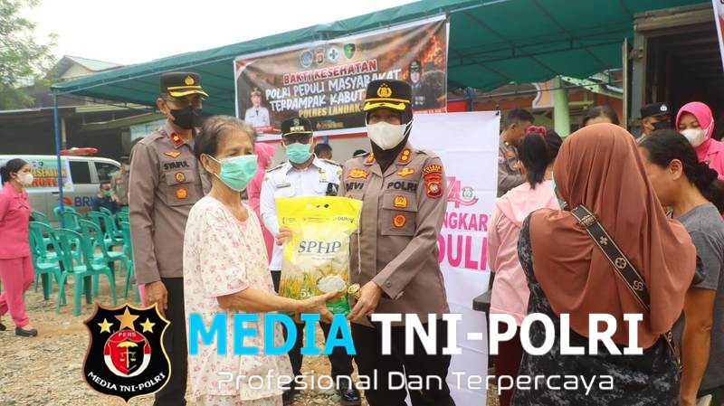 Pemeriksaan Kesehatan hingga Bantuan Air Bersih Dihadirkan Polres Landak di Sidas Atasi Dampak Karhutla