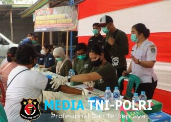 Pemeriksaan Kesehatan hingga Bantuan Air Bersih Dihadirkan Polres Landak di Sidas Atasi Dampak Karhutla