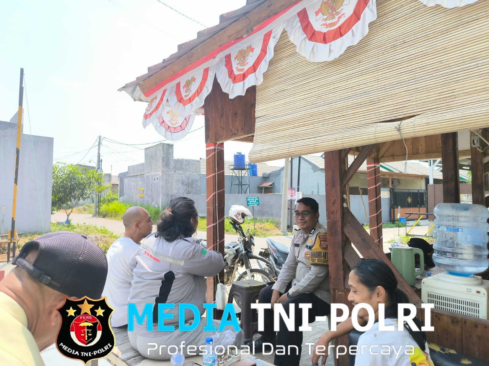 Bhabinkamtibmas Polsek Serang Baru Sambangi Warga, Ajak Aktifkan Kembali Satkamling