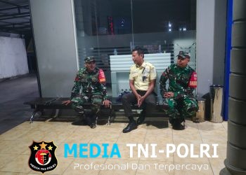 Jaga Kamtibmas, Babinsa Koramil Bulukerto Laksanakan Patroli Malam