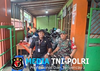 Ciptakan Lingkungan Sekolah Yang Aman dan Nyaman, Babinsa Danukusuman Sambangi Security SMP Muhammadiyah 8 Surakarta