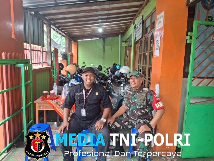 Ciptakan Lingkungan Sekolah Yang Aman dan Nyaman, Babinsa Danukusuman Sambangi Security SMP Muhammadiyah 8 Surakarta