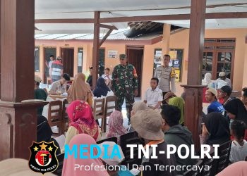 Babinsa dan Bhabinkamtibmas Kawal Penyaluran Bantuan Beras