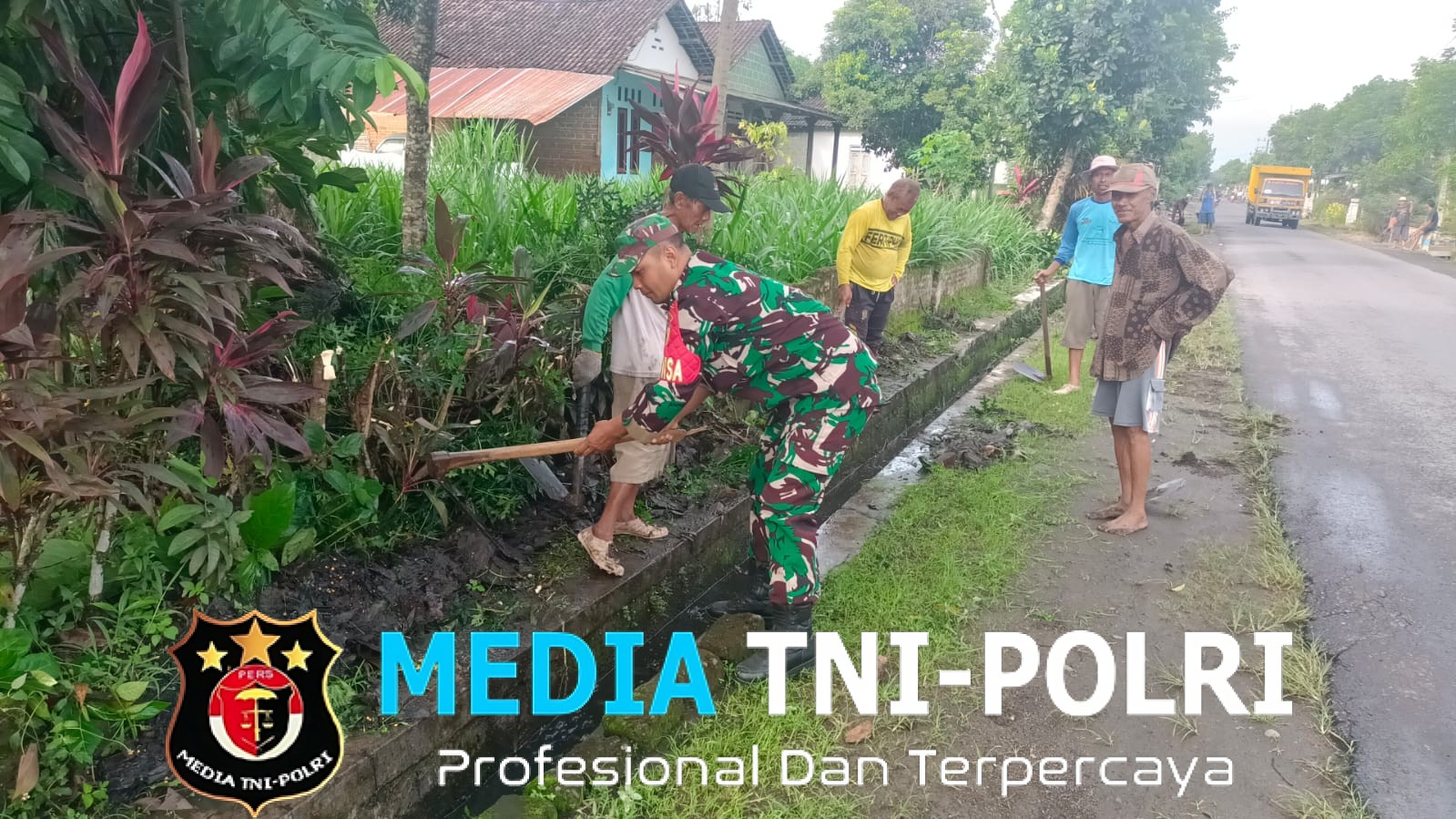 Wujud Kepedulian Lingkungan, Babinsa Koramil Udanawu Bersama Warga Gelar Karya Bakti Saluran Irigasi