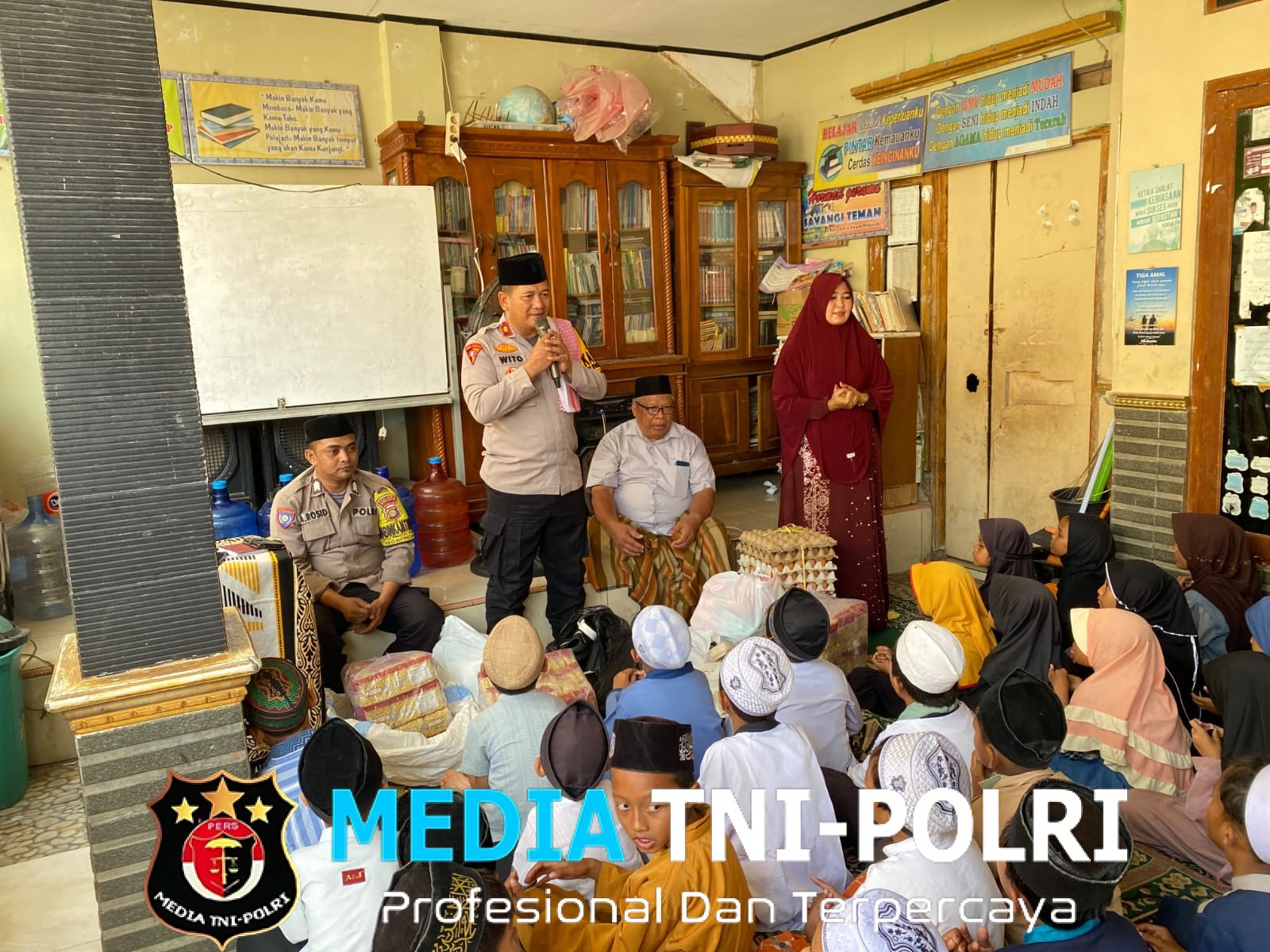 Kapolsek Babelan Berbagi Kebahagiaan Bersama Santri Yatim dan Dhuafa